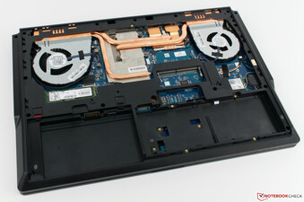 Una mirada al interior de la Fujitsu Celsius H980 con la batería quitada