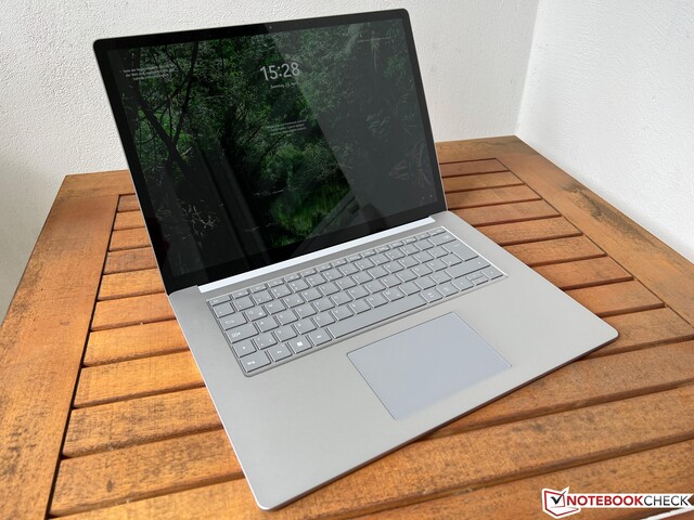 El Surface Laptop de 15 pulgadas tiene una pantalla tan nítida como la del nuevo Air (Fuente: Notebookcheck)