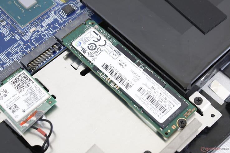 Dos ranuras internas M.2 2280 PCIe x4 para configuración RAID. No hay bahías SATA III de 2,5 pulgadas