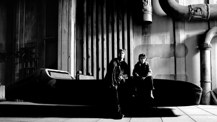 Ryan Gosling a la izquierda y Flynn Gray a la derecha en un landspeeder. (Fuente de la imagen: Ed Miller)