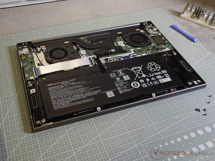 Dos ventiladores y Heatpipes en el interior del Acer Swift 16