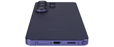 Parte inferior: SIM, micrófono, USB, altavoz