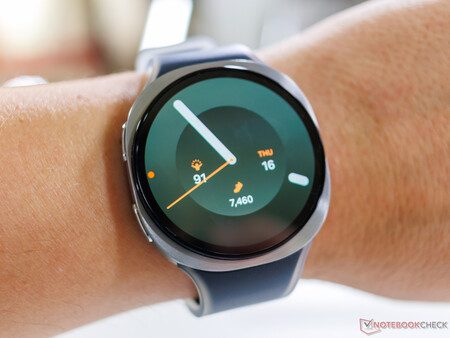 El Samsung Galaxy Watch 9 de 44 mm en la muñeca