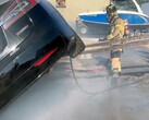 Bombero de Sacramento apagando un Tesla (imagen: SFD)