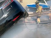 Bombero de Sacramento apagando un Tesla (imagen: SFD)