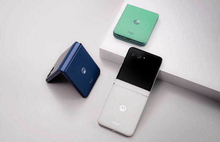 El Motorola Razr 60 está disponible en los colores Pantone Gibraltar Sea, Pantone Spring Bud y Pantone Lightest Sky (Fuente de la imagen: Motorola)