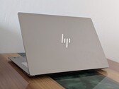 El nuevo OmniBook Ultra 14 viene equipado con una pantalla OLED mejorada de 120 Hz, en lugar de la pantalla IPS original de 60 Hz