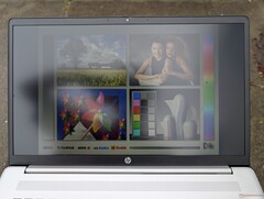 Al aire libre bajo un nublado brillante