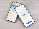 Dos smartphones Samsung Galaxy en los que se muestra una pantalla de actualización de software