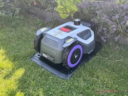 El Anthbot M9 Pro en su estación de carga.