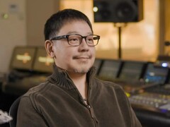 Hitoshi Sakimoto en su mesa de mezclas de Basiscape, el estudio que fundó en 2002.