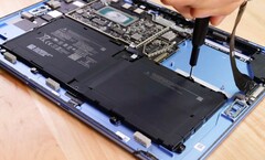 La Surface Pro 9 es bastante más fácil de reparar que sus predecesoras. (Fuente de la imagen: iFixit)