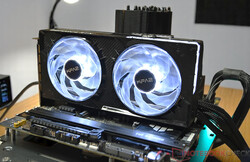 El KFA2 GeForce RTX 5070 1-Click OC durante las mediciones de emisión de ruido