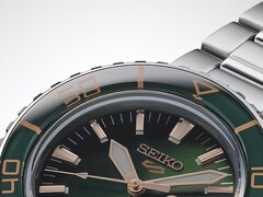 Primer plano del Seiko 5 Sports SKX HDB005, destacando su esfera verde oscuro