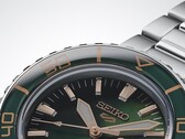Primer plano del Seiko 5 Sports SKX HDB005, destacando su esfera verde oscuro