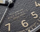Primer plano de la esfera negra texturizada del Timex Expedition Field Post Titanium, con números arábigos, agujas e índices luminosos y ventana de fecha.