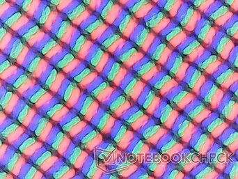 Matriz de subpíxeles RGB. La superposición de mate causa ligeros granos de color