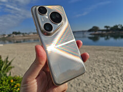 Con su acabado de alto brillo, el Pura 80 Ultra es muy susceptible a las huellas dactilares. Menos mal que Huawei incluye una funda protectora. (Fuente de la imagen: Notebookcheck)