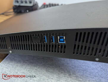 Entradas: 2 puertos USB-A, 1 puerto USB-B «upstream» para la funcionalidad KVM