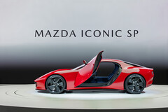 El pasajero y el conductor acceden al Mazda Iconic SP a través de las puertas basculantes. (Fuente de la imagen: Mazda)