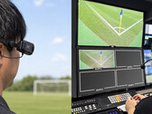 Cámara corporal Xacti CX-WL100 que se está ajustando para su uso como cámara de árbitro durante una retransmisión de fútbol.