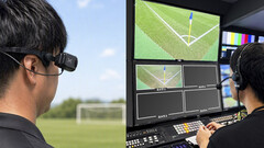 Cámara corporal Xacti CX-WL100 que se está ajustando para su uso como cámara de árbitro durante una retransmisión de fútbol.