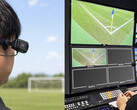 Cámara corporal Xacti CX-WL100 que se está ajustando para su uso como cámara de árbitro durante una retransmisión de fútbol.