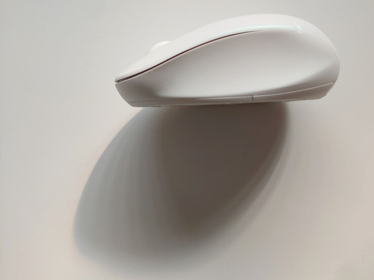 Lado izquierdo esculpido para el pulgar. (Fuente de la imagen: Notebookcheck)