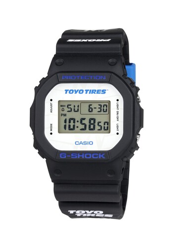 En la esfera blanca destaca la marca Toyo Tires, mientras que las letras azules añaden contraste al clásico diseño cuadrado de G-Shock.