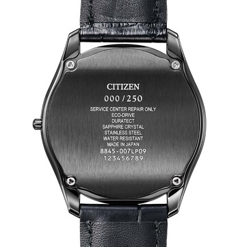 Vista trasera del Citizen Eco-Drive One AQ5025-04N, que muestra su fondo de caja negro cepillado, la numeración de edición limitada y las especificaciones grabadas.