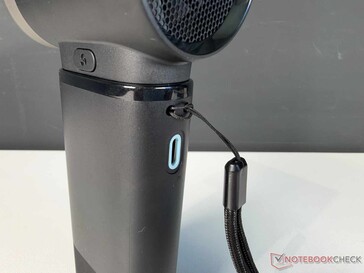 Puerto USB-C y correa para la muñeca en la parte trasera