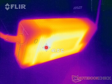 El adaptador de CA puede alcanzar más de 41 C después de una hora de cargas pesadas