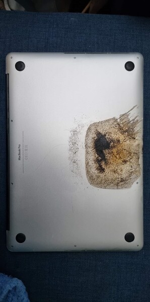 MacBook Pro de 15 pulgadas dañado por el fuego. (Fuente de la imagen: U/Squeezieful)