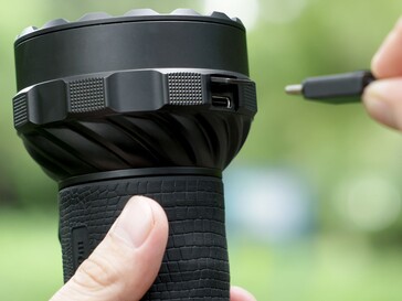 El Olight Marauder 3 con USB-C bidireccional puede utilizarse para cargar teléfonos y dispositivos electrónicos de forma inversa.