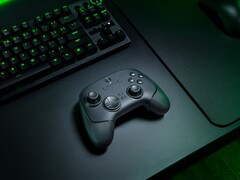 El mando inalámbrico Razer Wolverine V3 Pro 8K para PC mostrado en el escritorio (Fuente de la imagen: Razer PR)