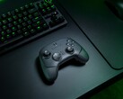 El mando inalámbrico Razer Wolverine V3 Pro 8K para PC mostrado en el escritorio (Fuente de la imagen: Razer PR)