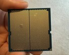 Un usuario ha compartido imágenes de un abultamiento en su CPU Ryzen 9 9950X3D que estaba emparejada con una placa base ASRock. (Fuente de la imagen: I_fliu en Reddit)