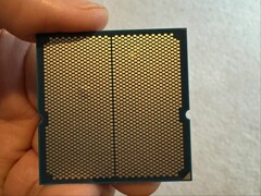 Un usuario ha compartido imágenes de un abultamiento en su CPU Ryzen 9 9950X3D que estaba emparejada con una placa base ASRock. (Fuente de la imagen: I_fliu en Reddit)