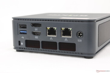 Trasera: USB-A 2.0, USB-A 3.2 Gen. 1, DisplayPort (4K60), HDMI 2.0 (4K60), 2x RJ-45 (2,5 Gbps), adaptador Ac, bloqueo Kensington