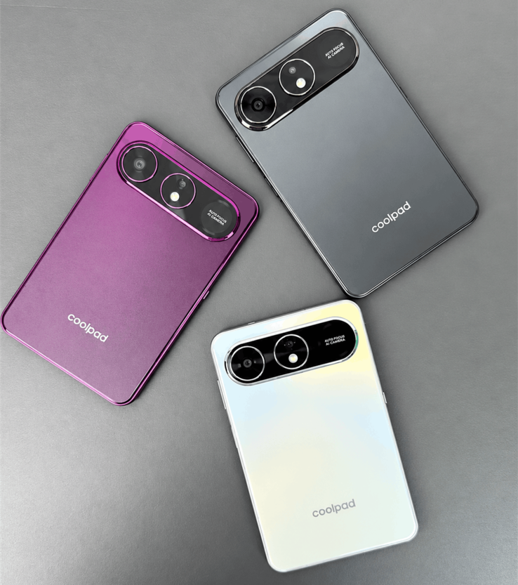Tres teléfonos Coolpad Cool X Wide vistos desde atrás en acabados morado, gris y blanco