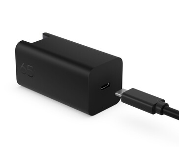 Cargador de pared HP 65W GaN con puerto USB-C mostrado conectado a un cable USB-C (Fuente de la imagen: HP)