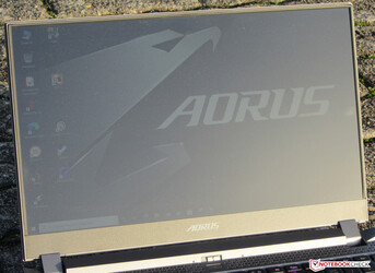 El Aorus 15P al aire libre (rodado bajo un sol brillante)