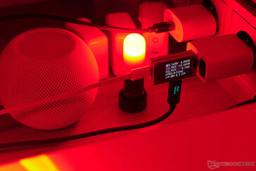 La fuente de alimentación de Geardon proporciona el voltaje adecuado, pero el HomePod Mini sigue sin funcionar. (Foto: Andreas Sebayang/Notebookcheck.com)
