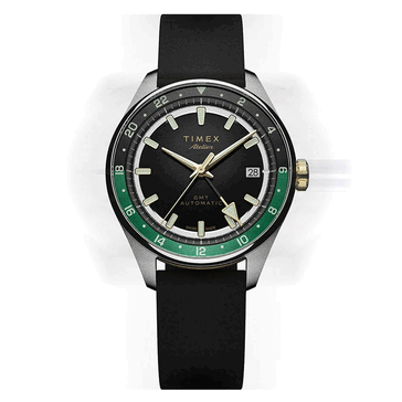 Timex Atelier GMT Première M1a con esfera negra, anillo GMT verde de 24 horas y correa de caucho NBR negra.