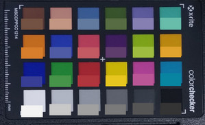 Captura de pantalla de los colores de ColorChecker. Los colores originales se muestran en la mitad inferior de cada parche.