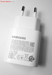 Un vistazo al cargador de 25 W que Samsung incluye en la caja
