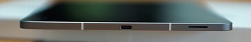 Derecha: Puerto USB-C, altavoz