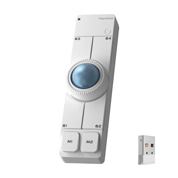 Ratón trackball inalámbrico Keychron Nape Pro en color blanco, junto con un adaptador USB tipo A