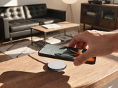 El cargador inalámbrico Moto Snap suministra 25 W a los teléfonos compatibles con Qi 2.2 y 30 W a los teléfonos Motorola que utilizan el protocolo propio de la empresa.
