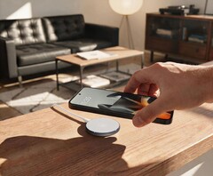 El cargador inalámbrico Moto Snap suministra 25 W a los teléfonos compatibles con Qi 2.2 y 30 W a los teléfonos Motorola que utilizan el protocolo propio de la empresa.